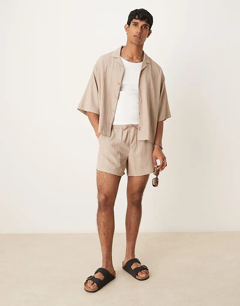 

Короткие текстурированные шорты ASOS DESIGN бежевого цвета