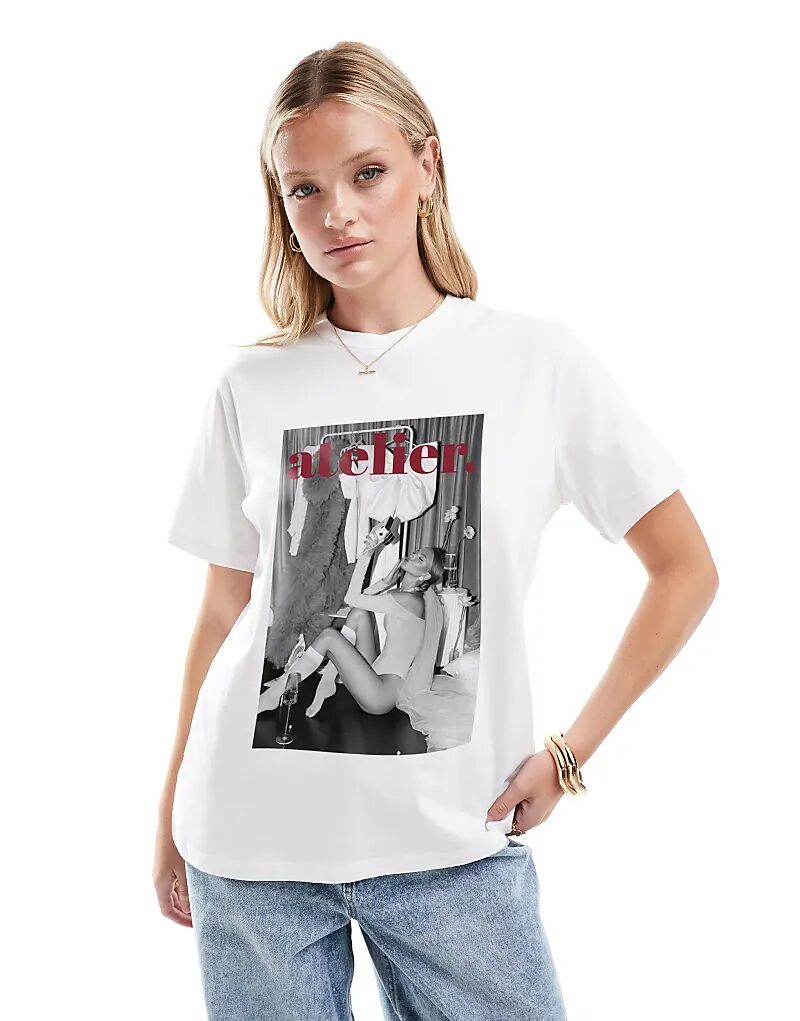 

Футболка ASOS DESIGN прямого кроя белого цвета с бордовым журнальным принтом