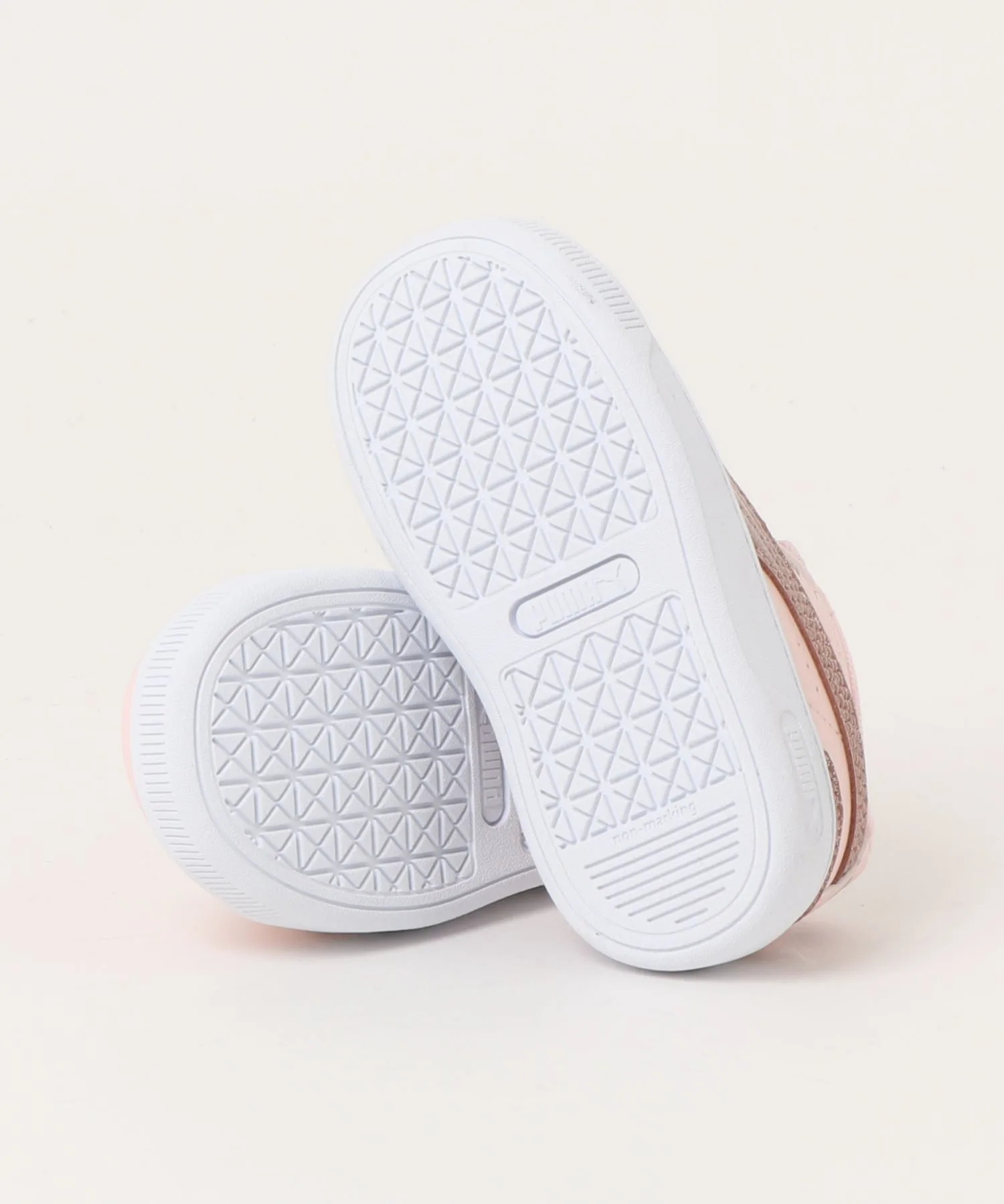 Детские кроссовки PUMA VICKY V3 AC чёрные с золотистым логотипом — фото 3