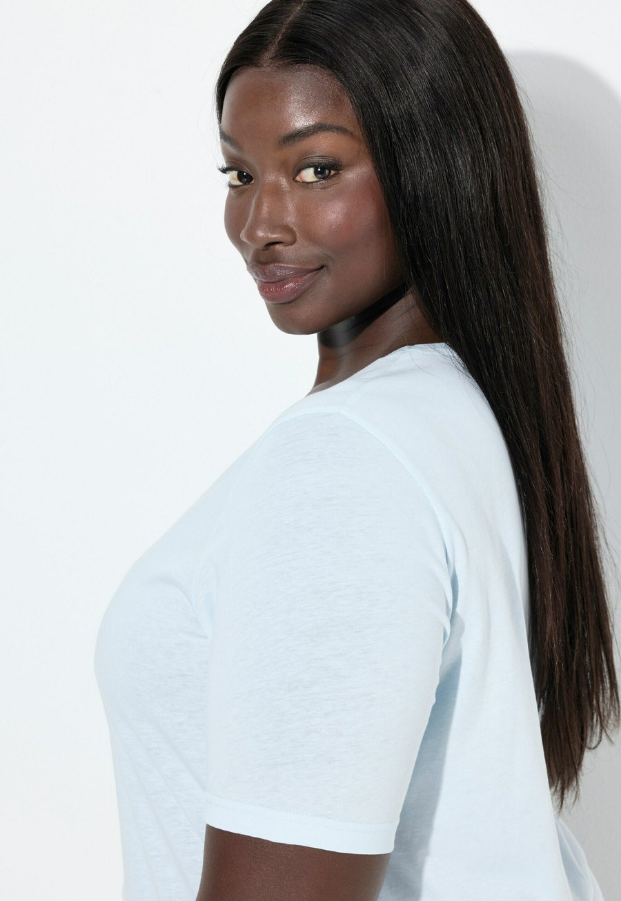 

Футболка Ulla Popken 2 PACK OF SLEEP SNOW KISSED FLOWERS, Light Blue, Белый, Футболка Ulla Popken 2 PACK OF SLEEP SNOW KISSED FLOWERS, Light Blue