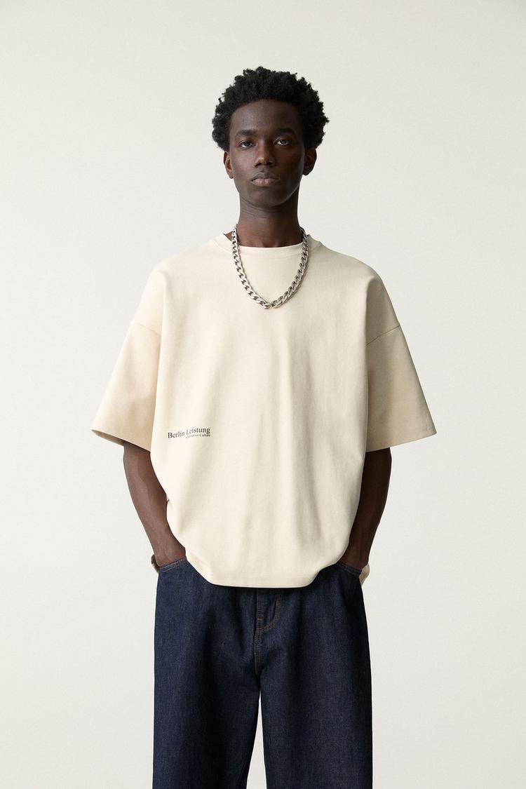 

Футболка с надписью «Berlin Performance» Pull And Bear, экрю