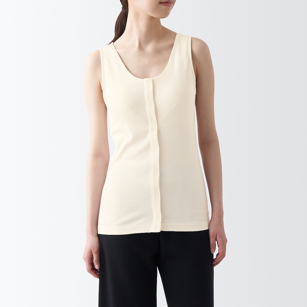 

Неокрашенная майка с открытой передней чашкой MUJI, генерировать