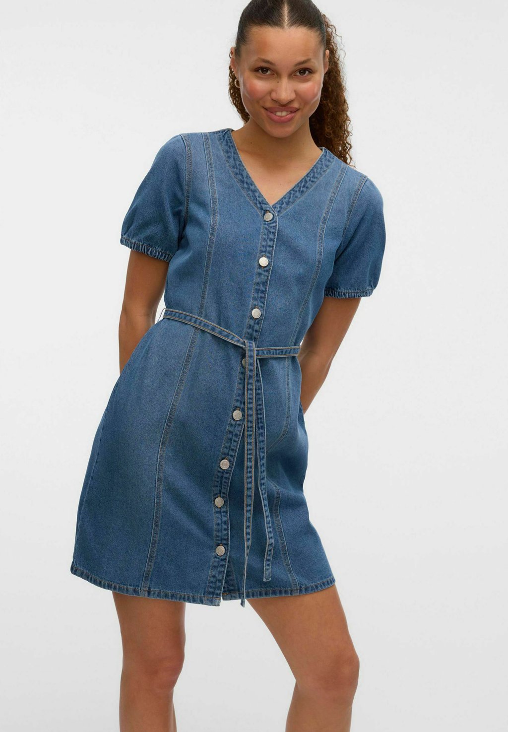 

Джинсовое платье VMJANET KURZES Vero Moda, цвет Medium Blue Denim