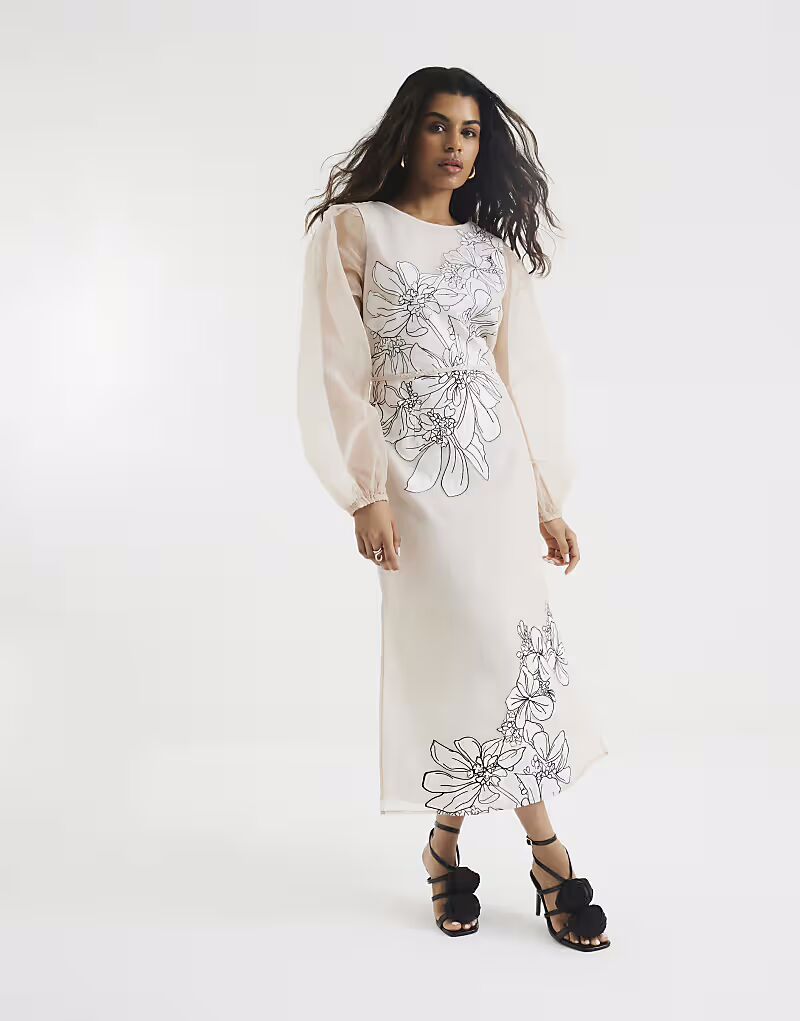 

Платье макси River Island Petite кремового цвета с цветочной аппликацией розового цвета