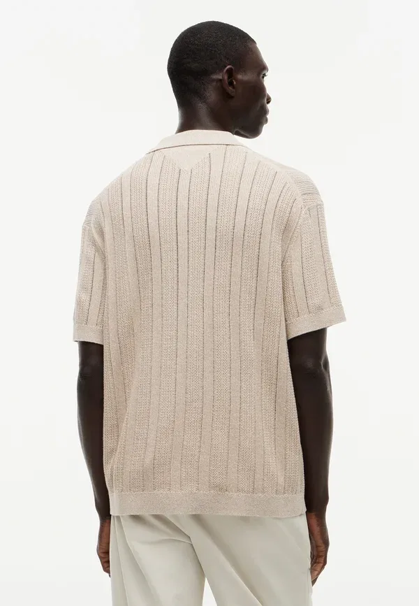 Футболка Tommy Hilfiger Pointelle Structure SS Shirt Summer Resort Shirt, цвет батик хаки хизер — фото 3