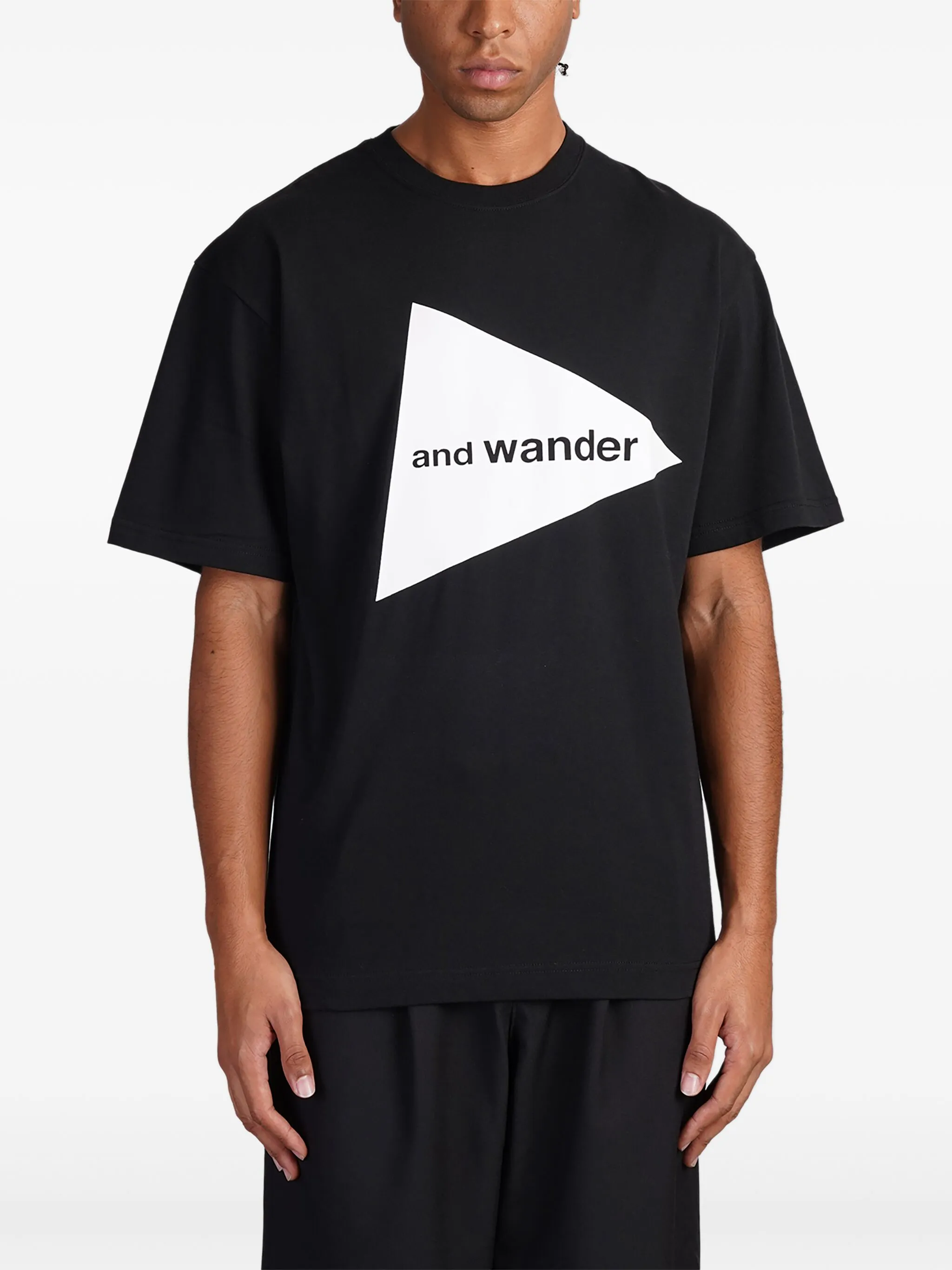 

Футболка с логотипом And Wander, черный