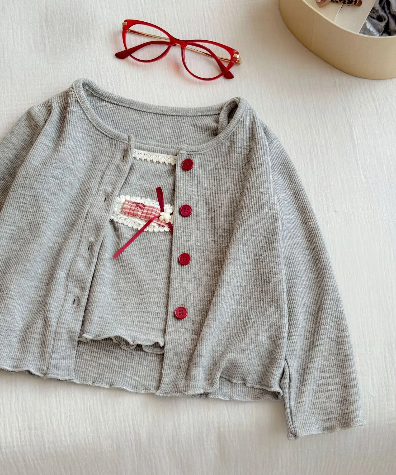 【aimoha-KIDS-】Комплект из кардигана в рубчик с ленточным узором — фото 4
