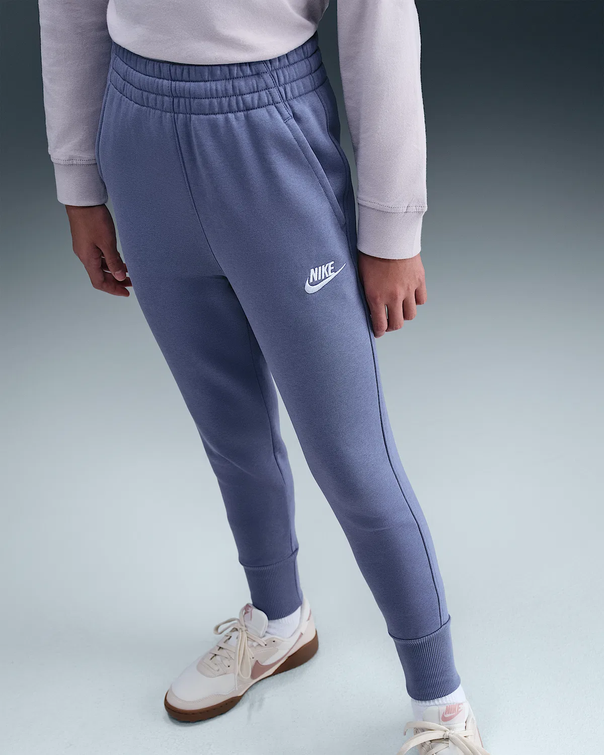 Детские (девчачьи) зауженные штаны с высокой посадкой Nike Sportswear Club Fleece, World Indigo/World Indigo/White — фото 2