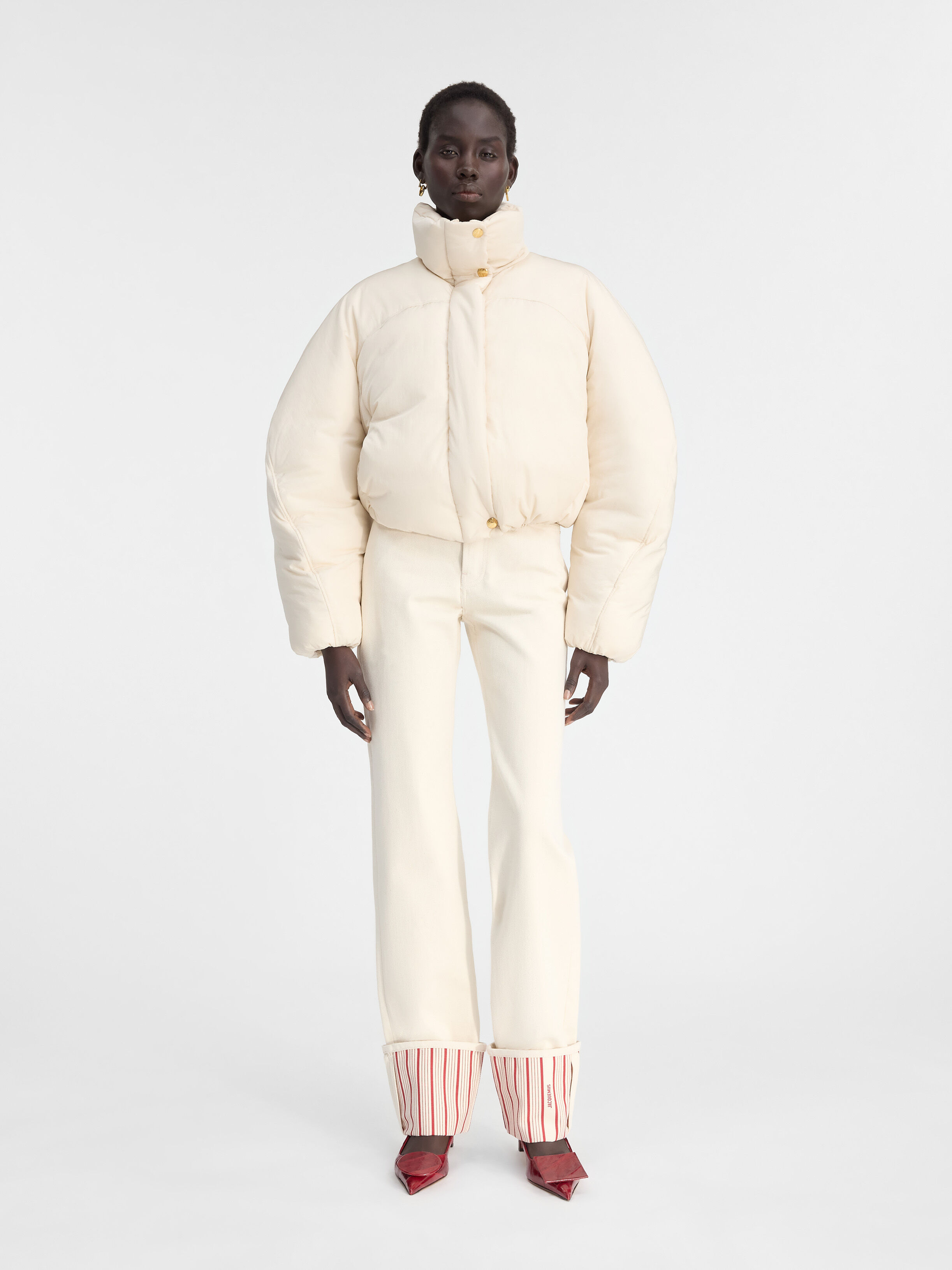 

Укороченный пуховик JACQUEMUS The Caraco cropped puffer jacket, белый