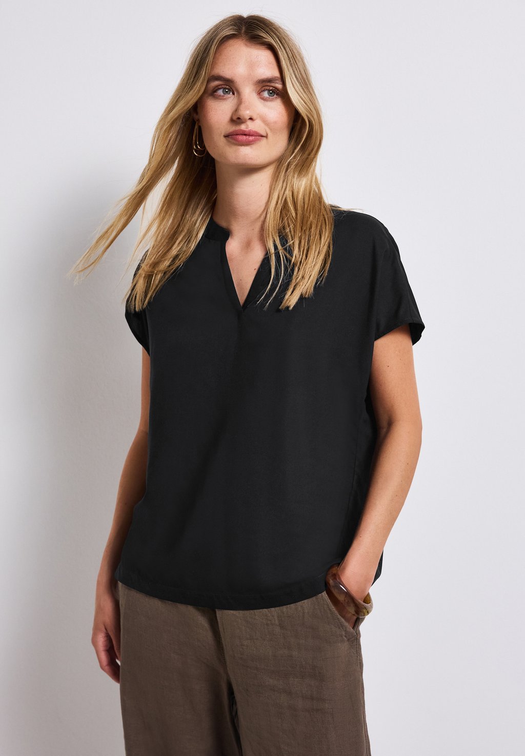 

Блуза SPLIT NECK IN UNIFARBE Street One, черный