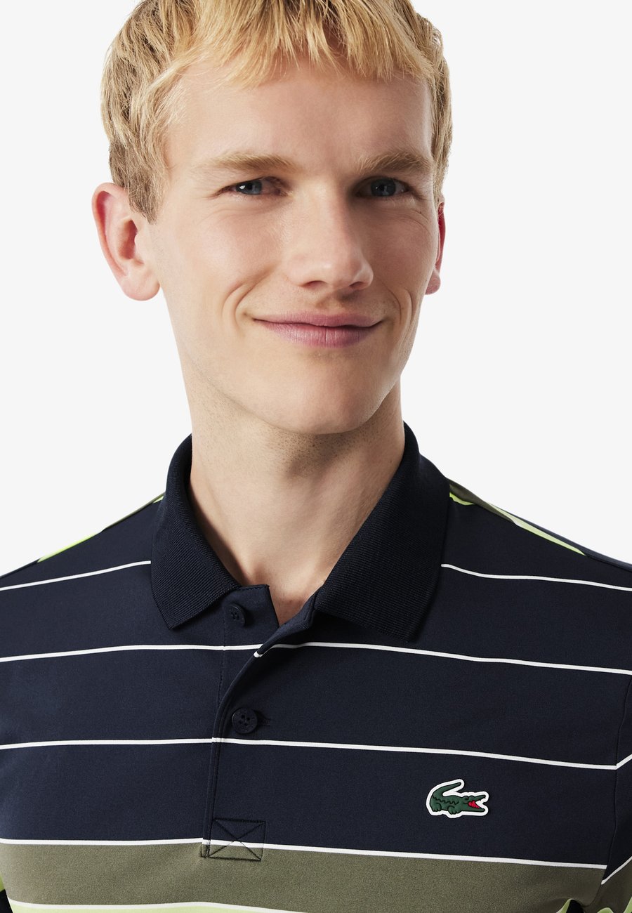 Поло Lacoste Polo shirt, Bleu Marine Vert Kaki Jaune Fluo-Ai/Dark Blue — фото 4