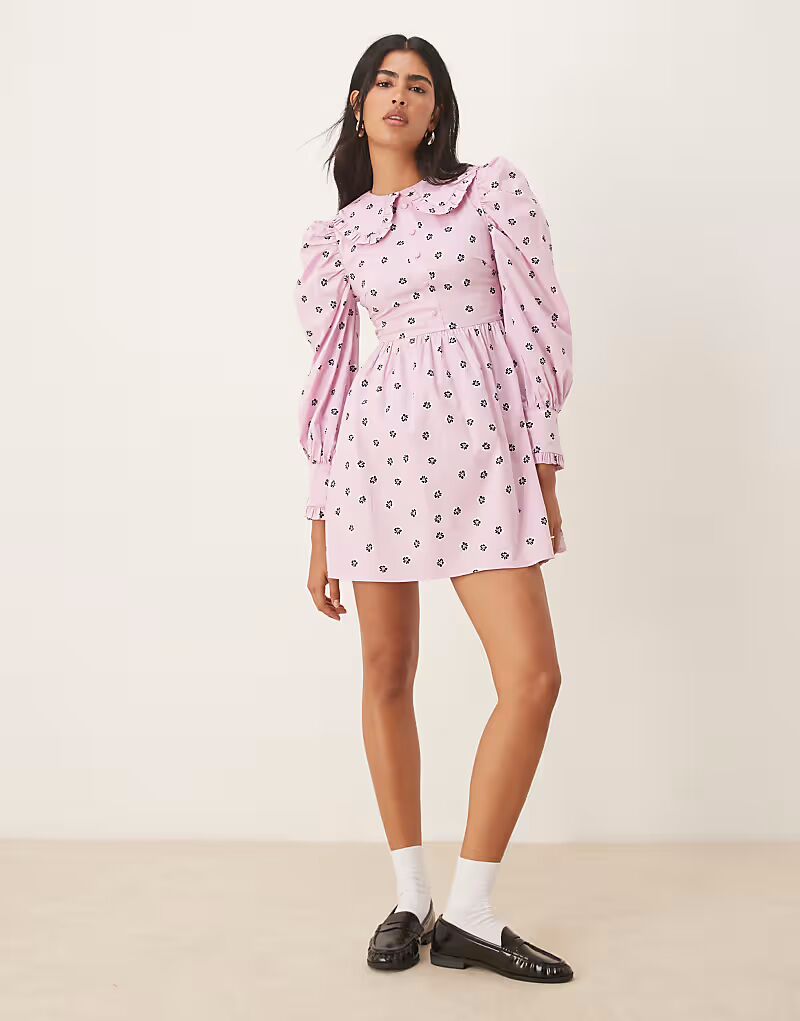 

Гламурное мини-платье с воротником и пуговицами спереди из розового хлопка с мелким рисунком Glamorous