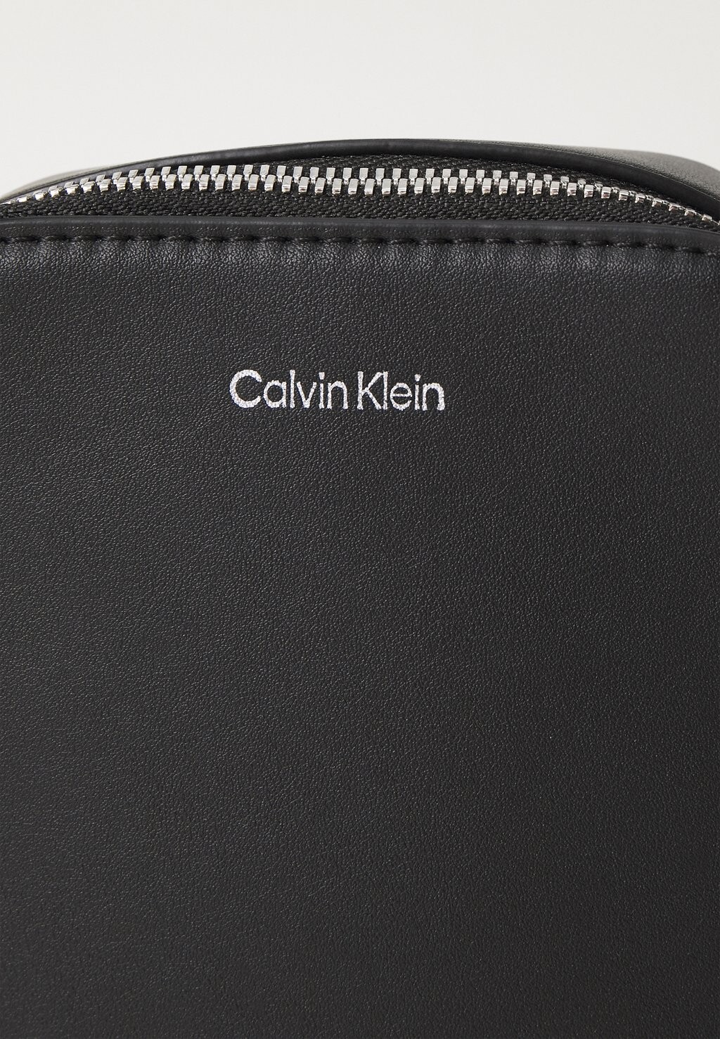 

Сумка через плечо SLEEK REPORTER Calvin Klein, черный