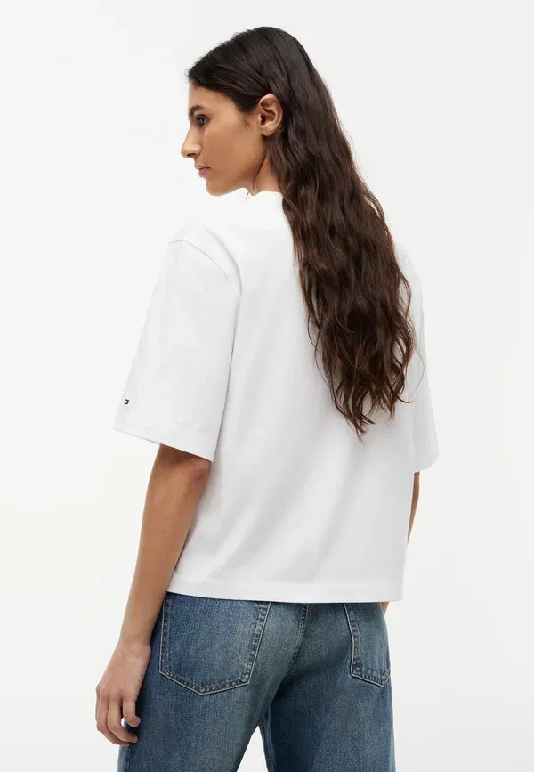Футболка Tommy Hilfiger Classic script trapeze tee basic, цвет экрю — фото 3