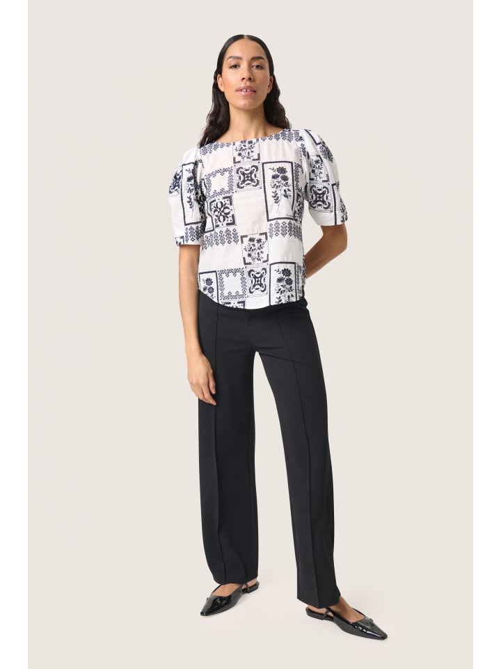 

Блузка SLReesha с короткими рукавами, прямого кроя, в цвете бланшированный белый с темно-синим. Soaked in Luxury