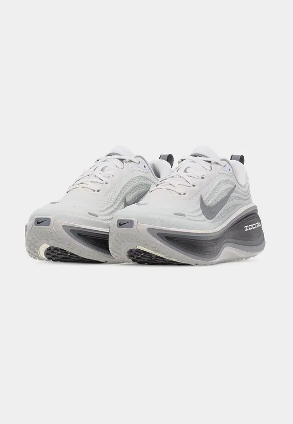Кроссовки для бега по шоссе Nike Performance Vomero Plus, белый/металлик-серебристый/черный/холодный серый/волчий серый — фото 3