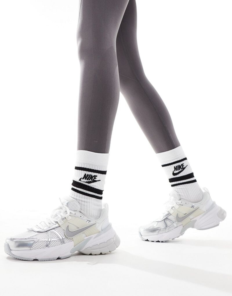 

Бело-серебристые кроссовки Nike V2K Run