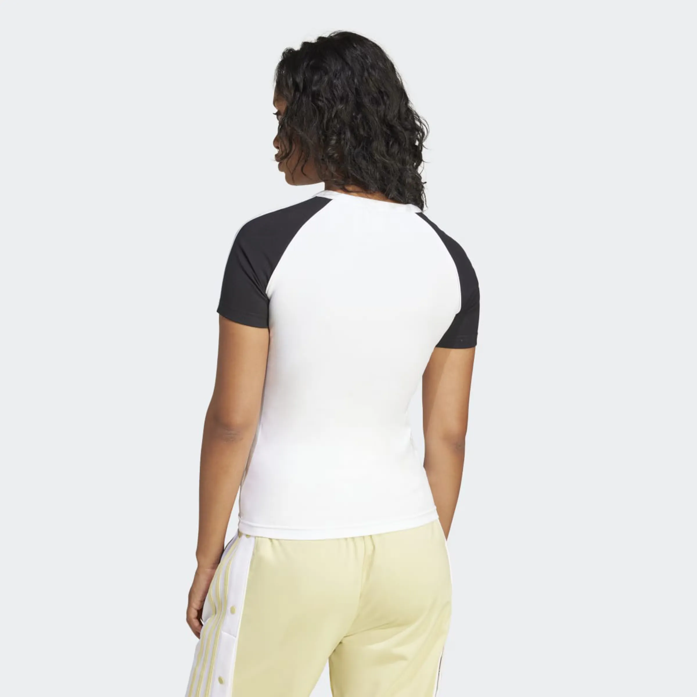Женская футболка Adidas Adicolor Raglan Slim с тремя полосками, белый — фото 2
