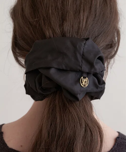 Резинка для волос HALDEN big mild logo pendant scrunchie, черный