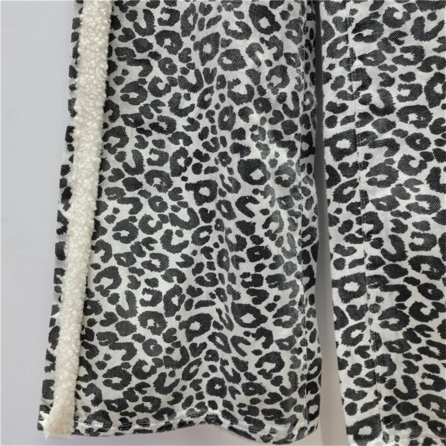 Джинсы Leopard Loose Wide Leg для женщин Y2K в стиле винтаж с леопардовым принтом и карманами — фото 2
