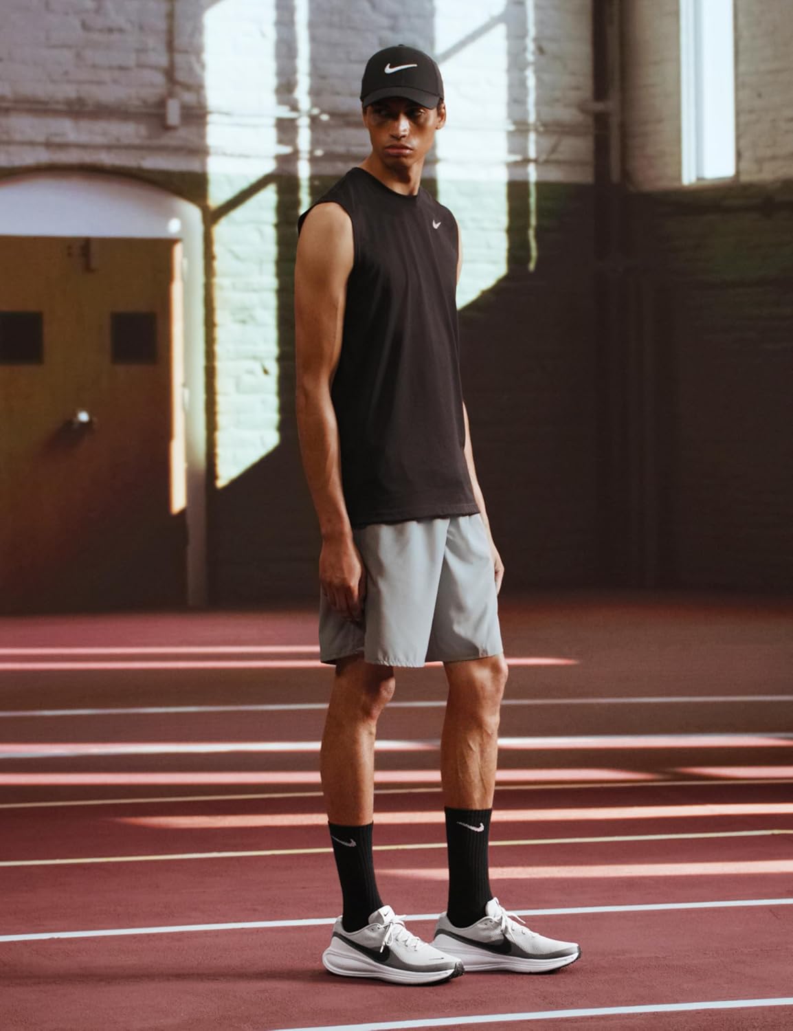 Мужские кроссовки для бега по шоссе Nike Revolution 8, белый/черный/серый/светло-серый — фото 3