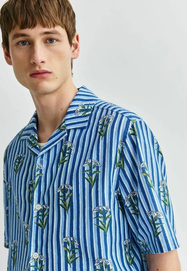 Футболка Next, Regular fit print short sleeve shirt, цвет темно-синий с цветочным узором в полоску — фото 4