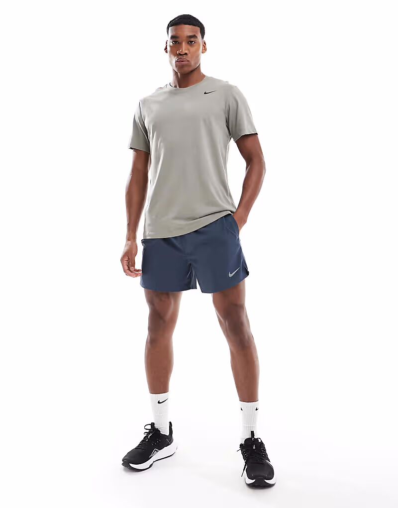 

Шорты Nike Running Challenger Dri-FIT 5 дюймов темно-синего цвета