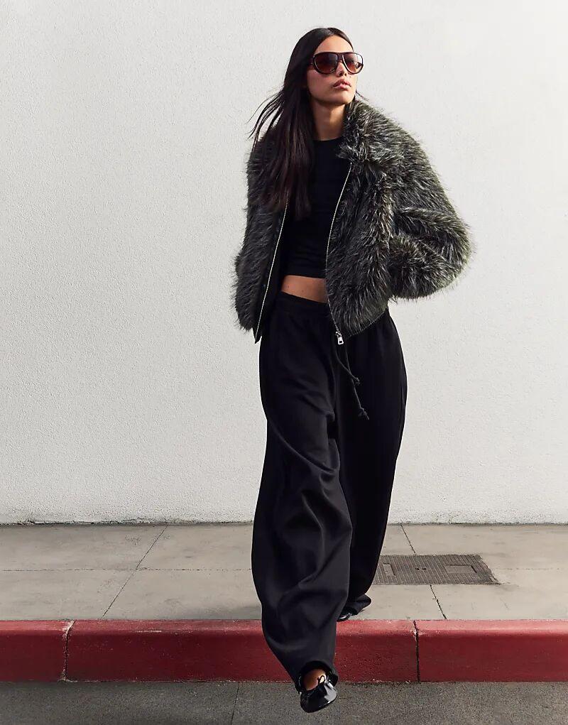 

Куртка Bershka из искусственного меха на молнии серого цвета