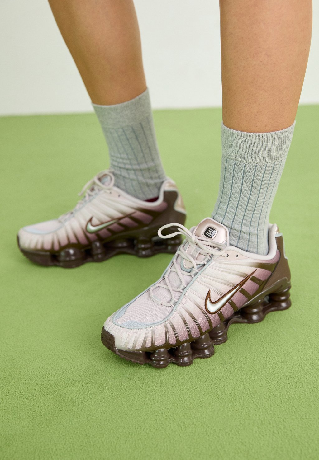Кроссовки SHOX TL 1 Nike Sportswear, коричневый — фото 2