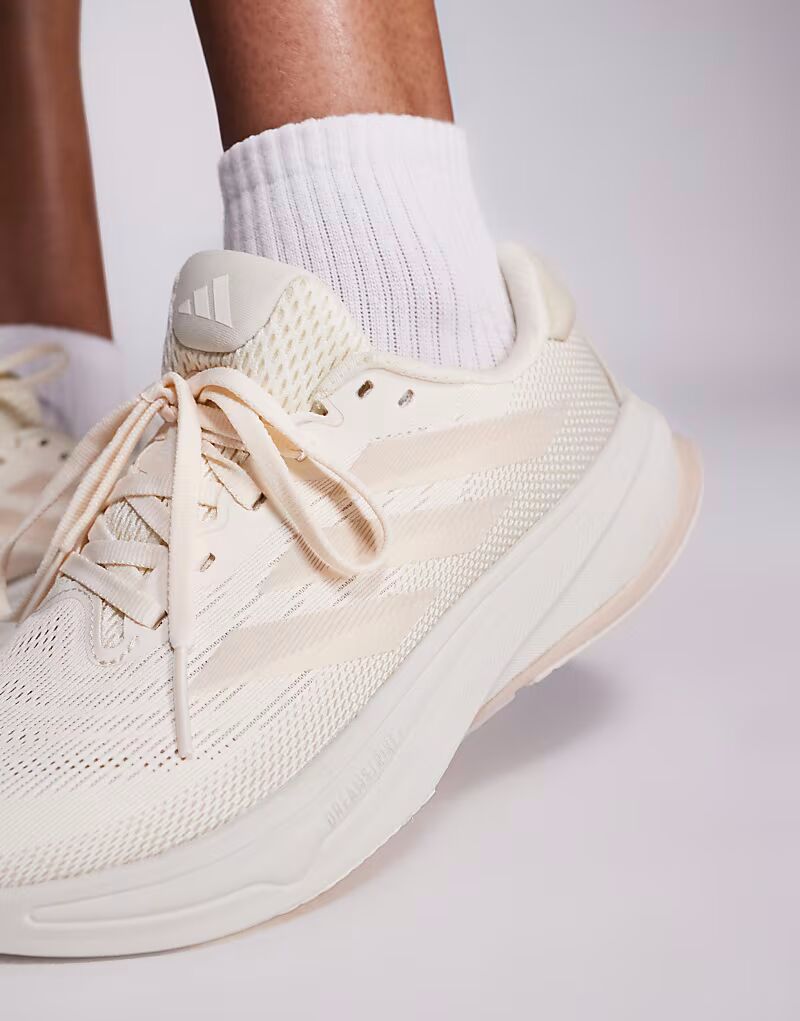 Кроссовки Adidas Running Supernova Rise 2 белого и бежевого цветов — фото 4