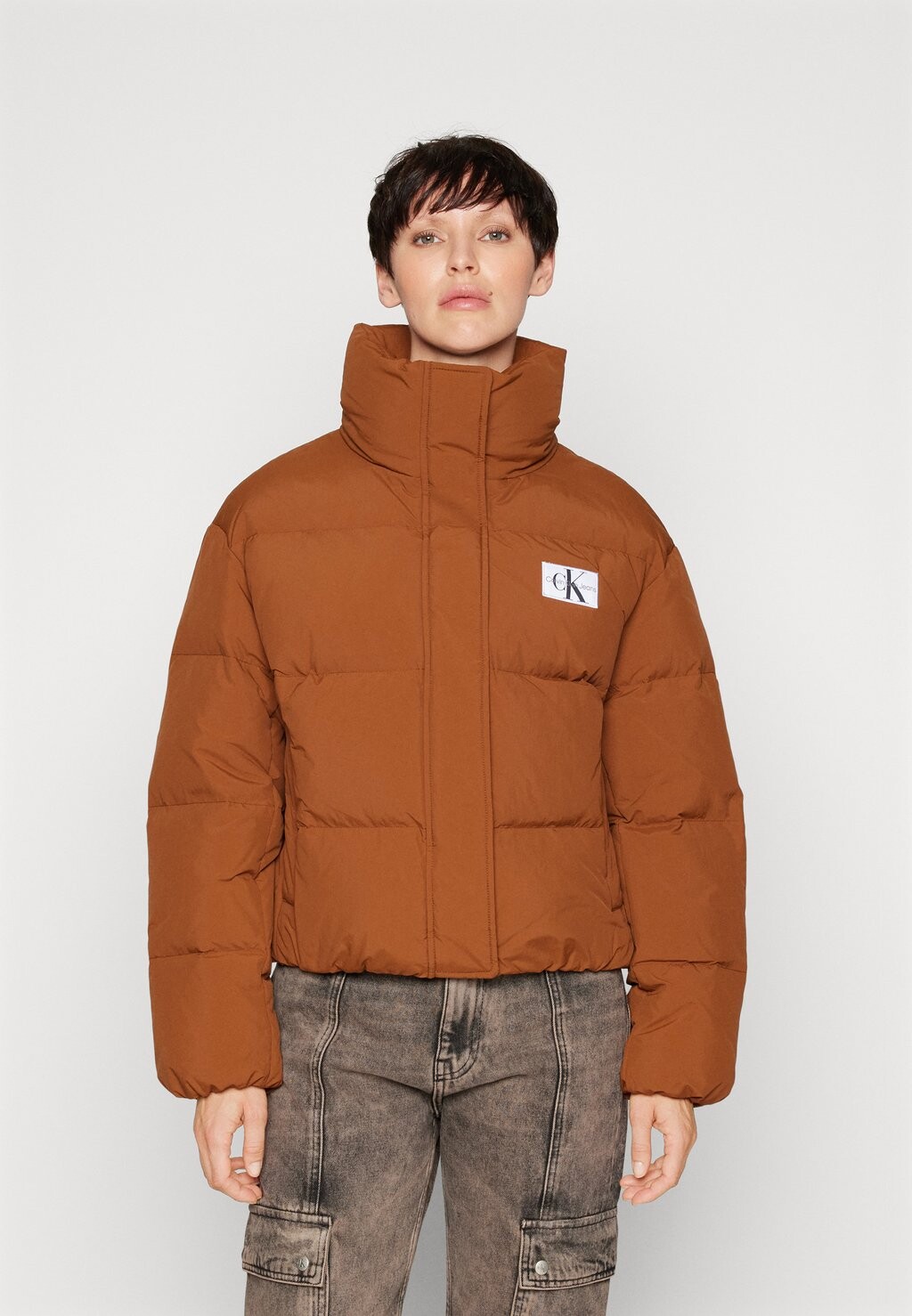 

Перьевая куртка Soft Touch Label Calvin Klein, коричневая помадка