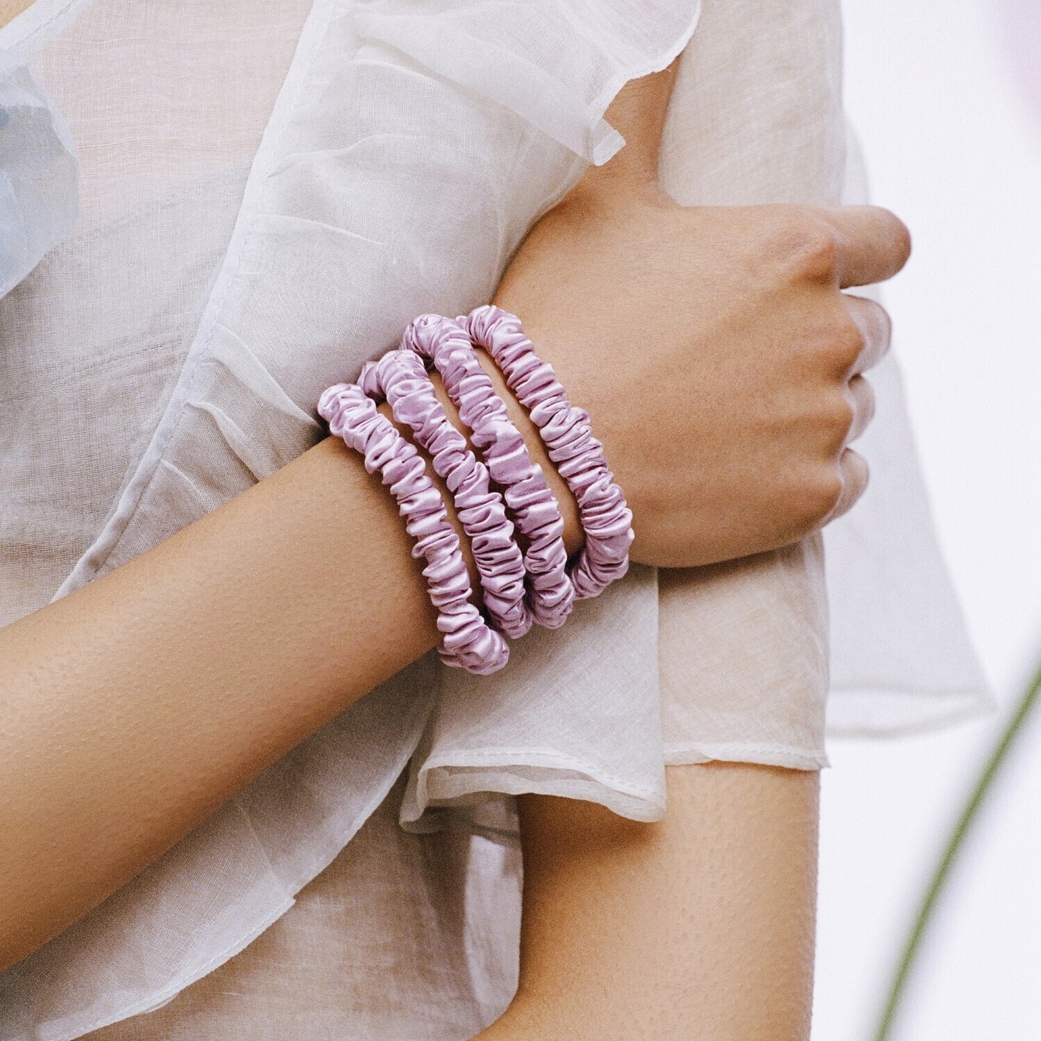 Резинка для волос schmal scrunchies back to basics, reine seide - kupfer Slip, wildflower, количество 1 шт. — фото 4