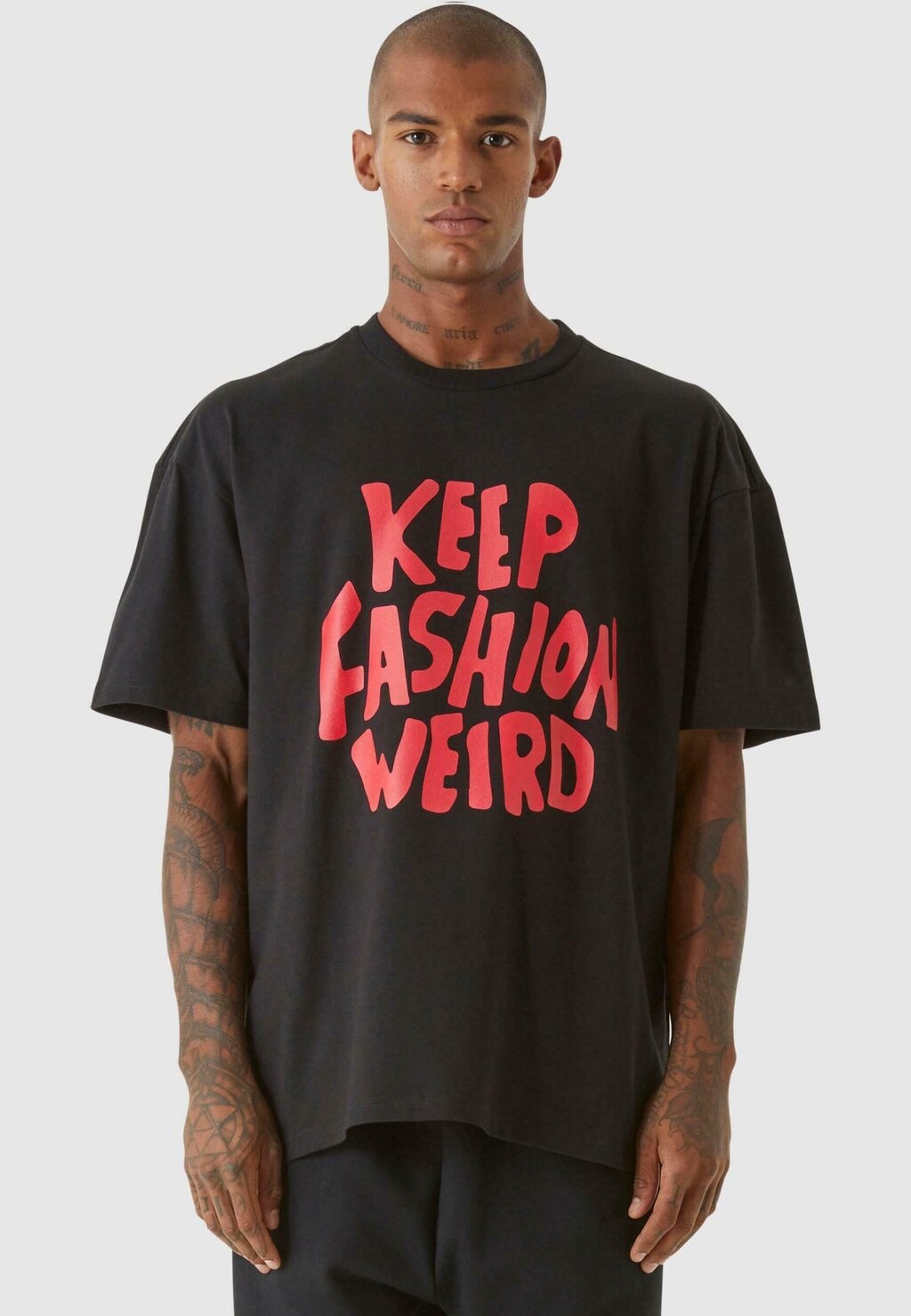 

Футболка с принтом Keep Fashion Weird 9N1M SENSE, черный