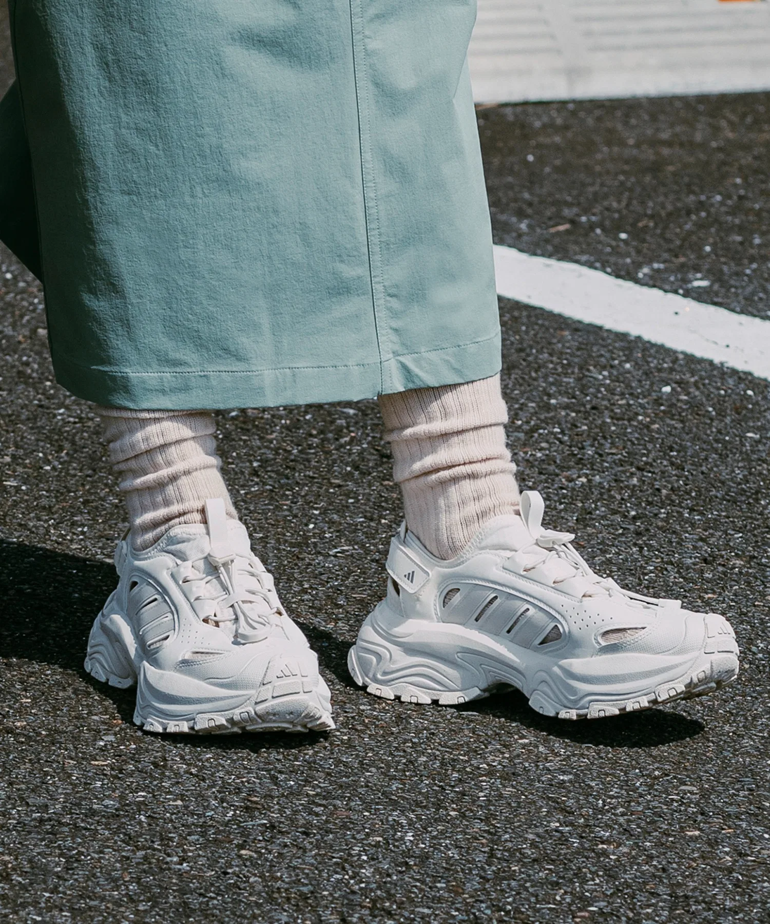 Унисекс сандалии-кроссовки adidas с защитой мыска белые