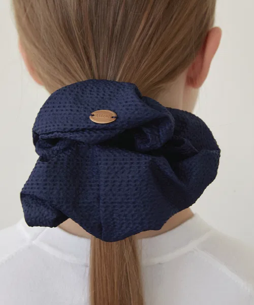 Резинка для волос HALDEN new logo pendant big seersucker scrunchie, полиэстер, тёмно-синий