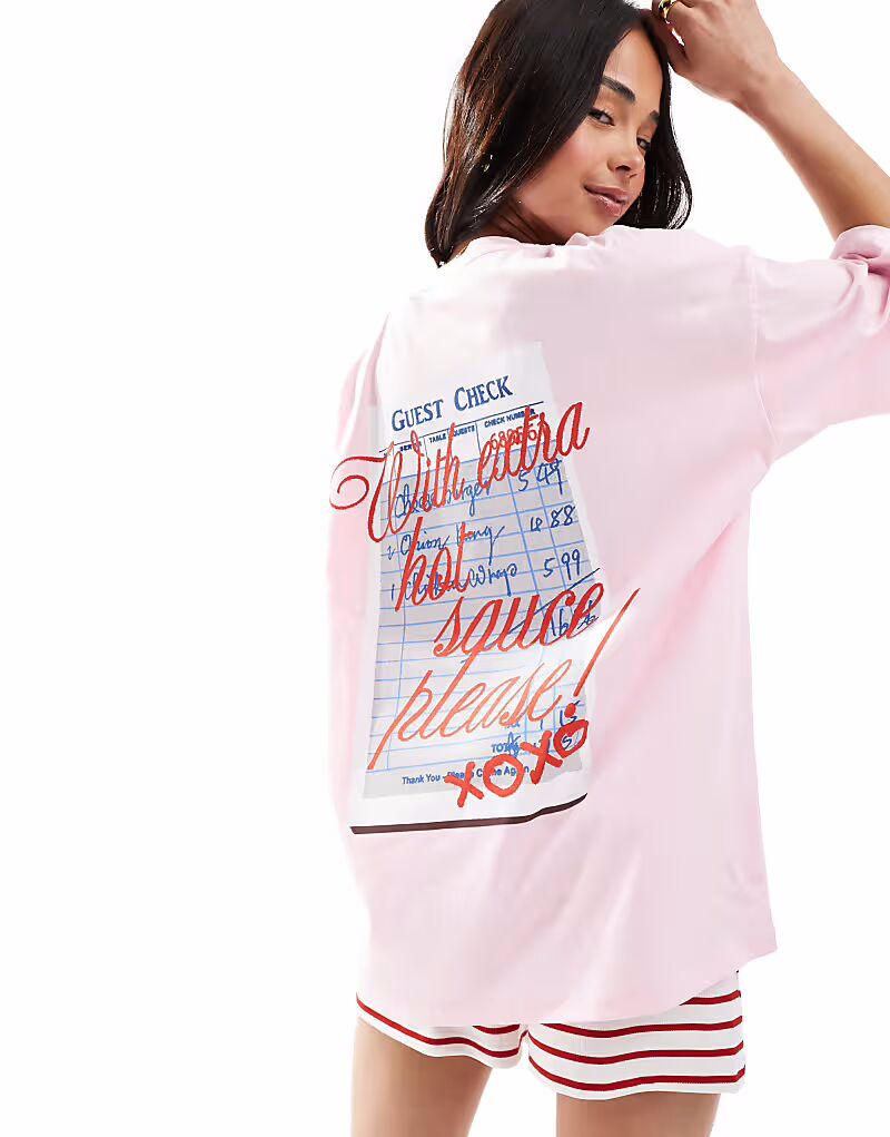 

Футболка ASOS DESIGN свободного кроя с принтом острого соуса розового цвета