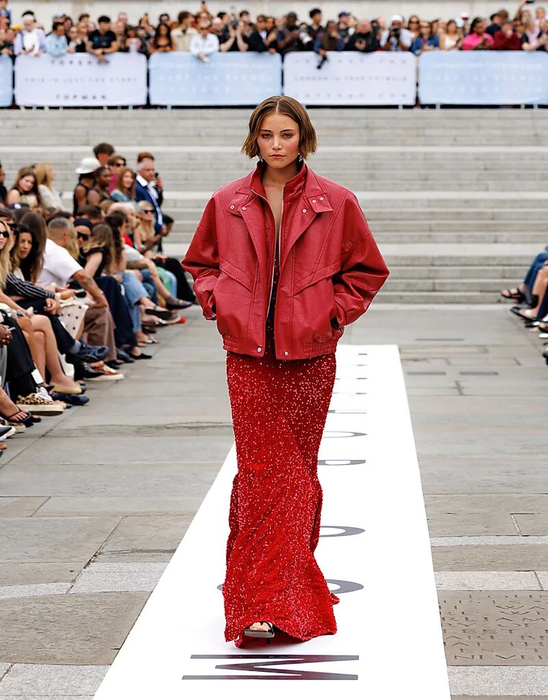 

Длинное бархатное платье Topshop с глубоким декольте и пайетками красного цвета