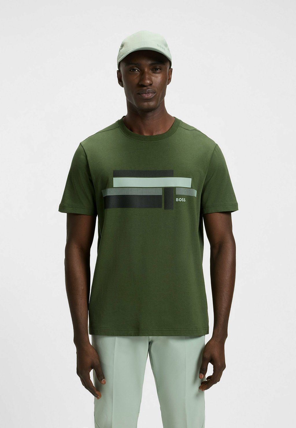 

Футболка с принтом GLAMPING BOSS, зеленый