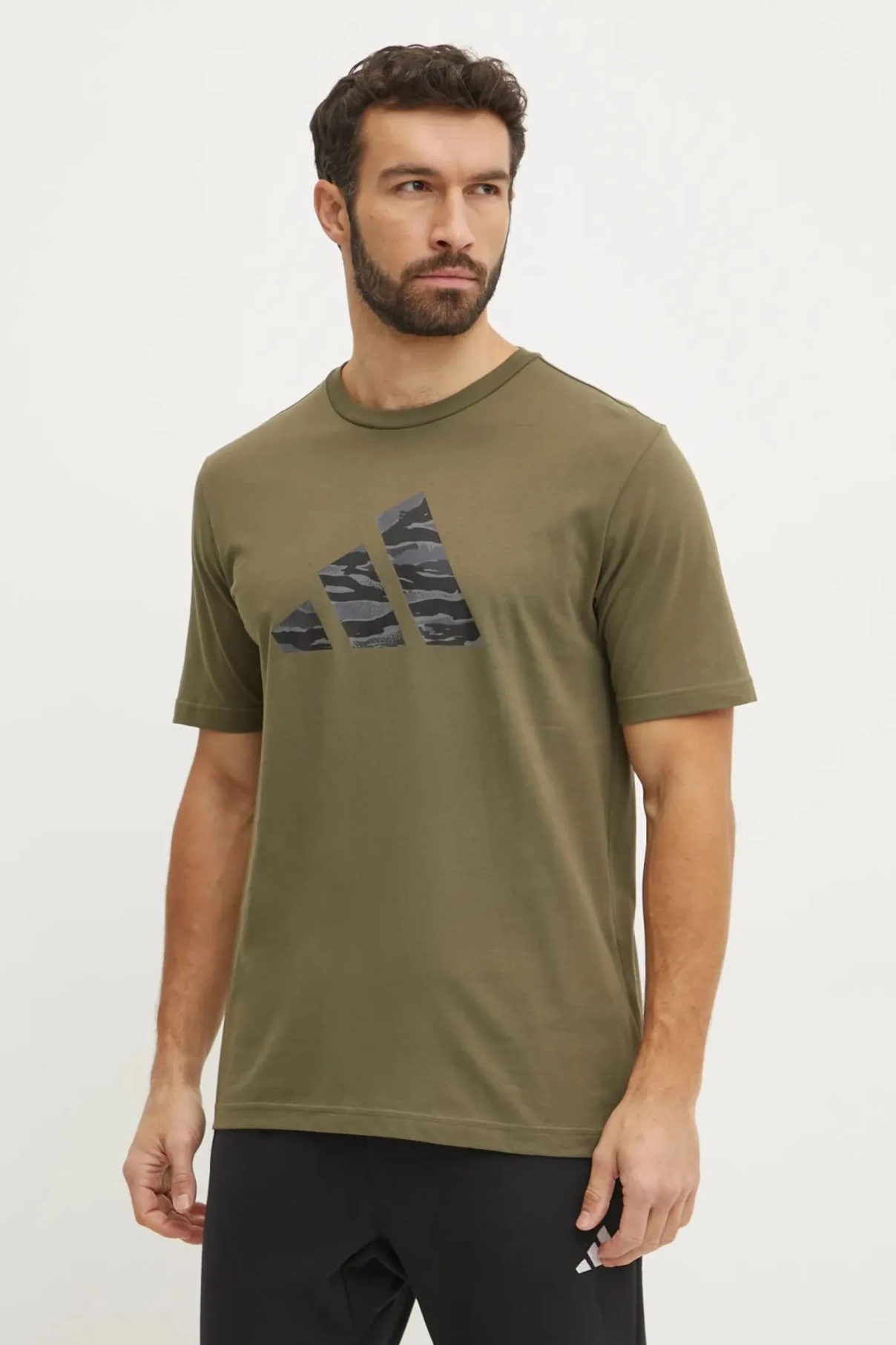 

Хлопковая футболка с камуфляжным принтом adidas, зеленый