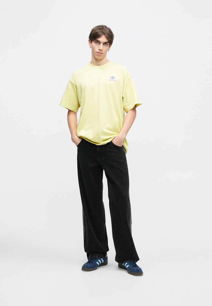 Футболка Adidas Originals BUTTER TEE UNISEX, Powder Yellow/Yellow — фото 3