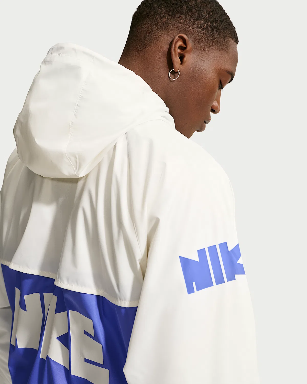 Мужская ветровка Nike Windrunner с принтом, Sail/Sapphire/Sapphire — фото 2