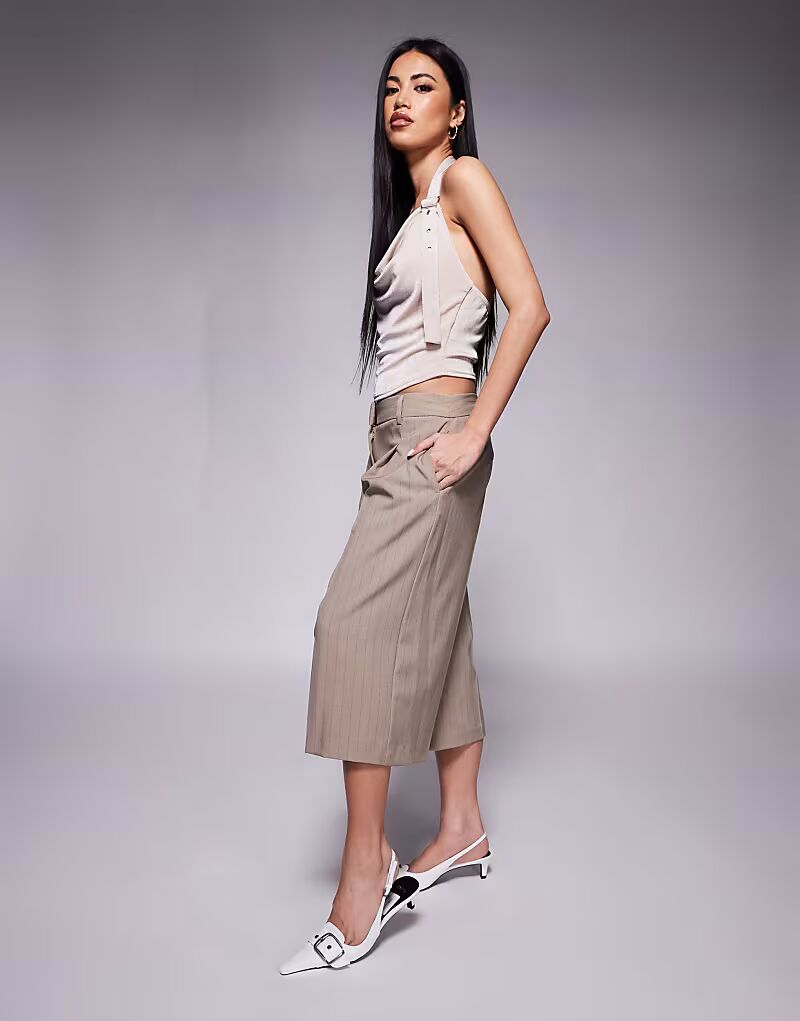 

Строгие шорты River Island бежевого цвета