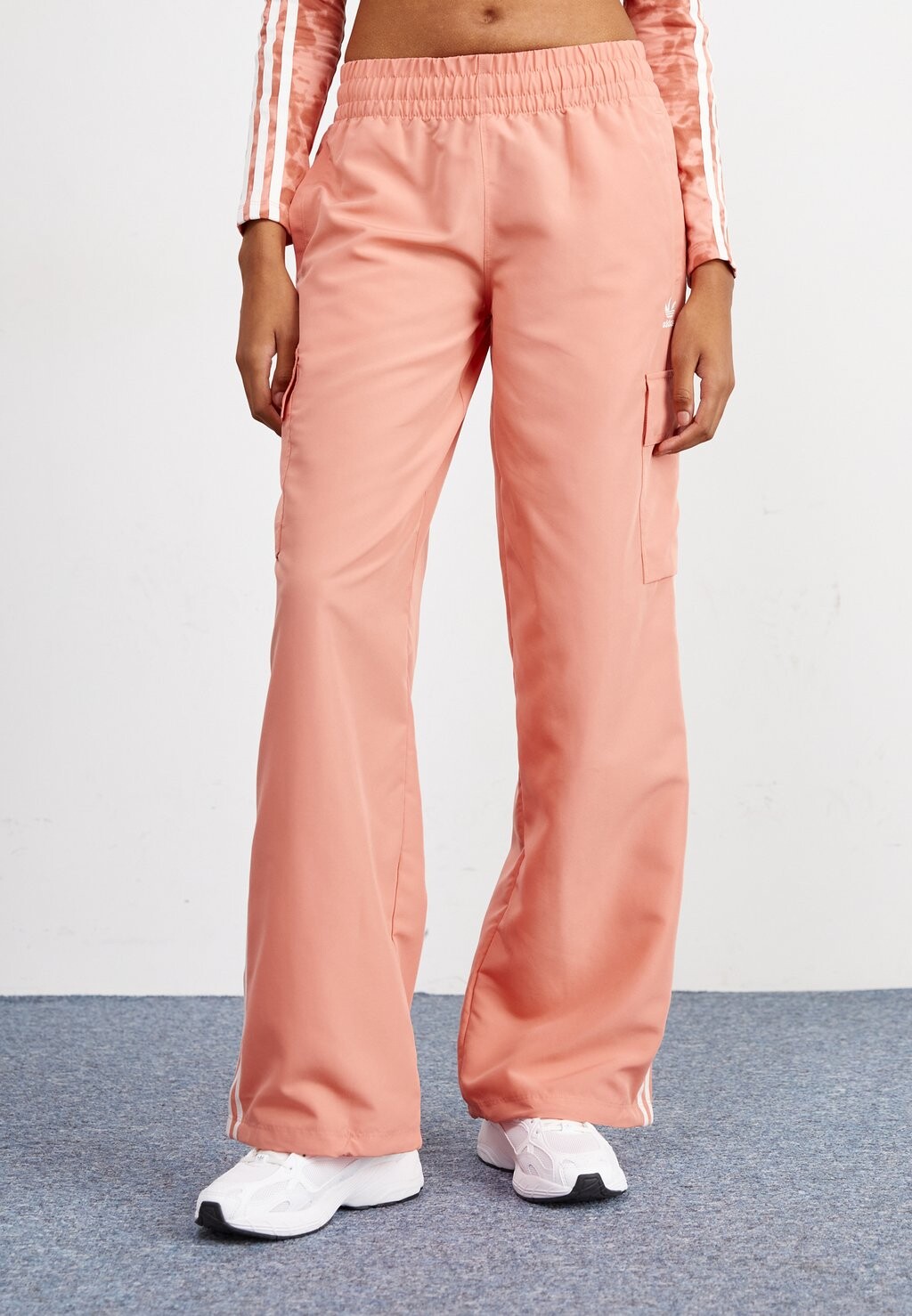 

Брюки-карго adidas Originals, цвет pink