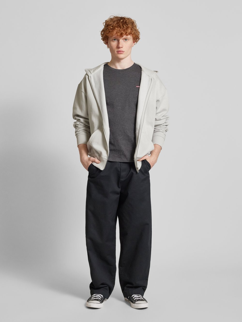 

Футболка с вышитой этикеткой Levi's, антрацит