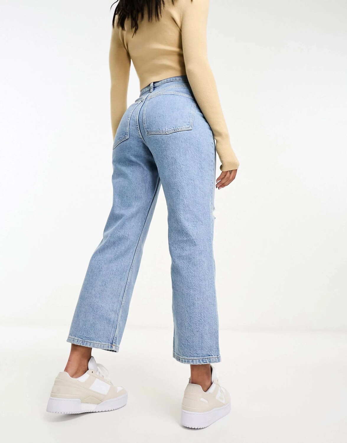 

Легкие укороченные прямые джинсы голубого цвета с рваными краями ASOS