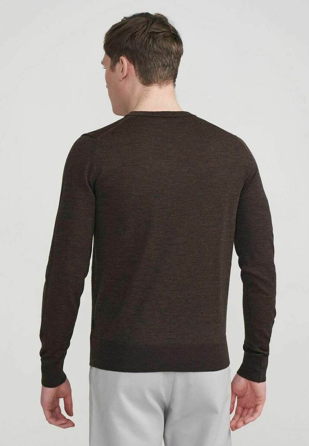 

Джемпер NIKLAS V NECK Holebrook, коричневый
