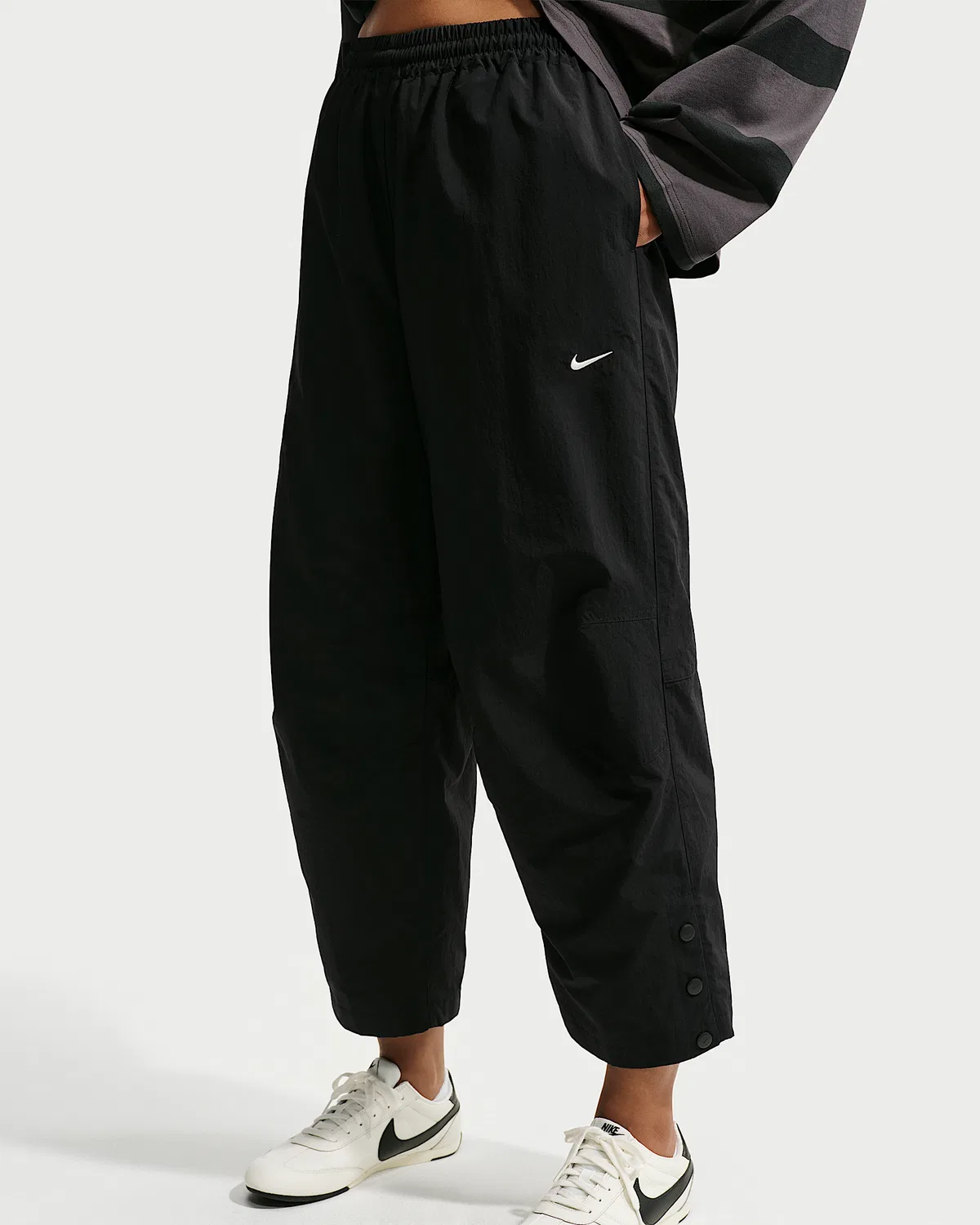 Женские свободные брюки с завышенной талией Nike Sportswear, Black/Sail — фото 2
