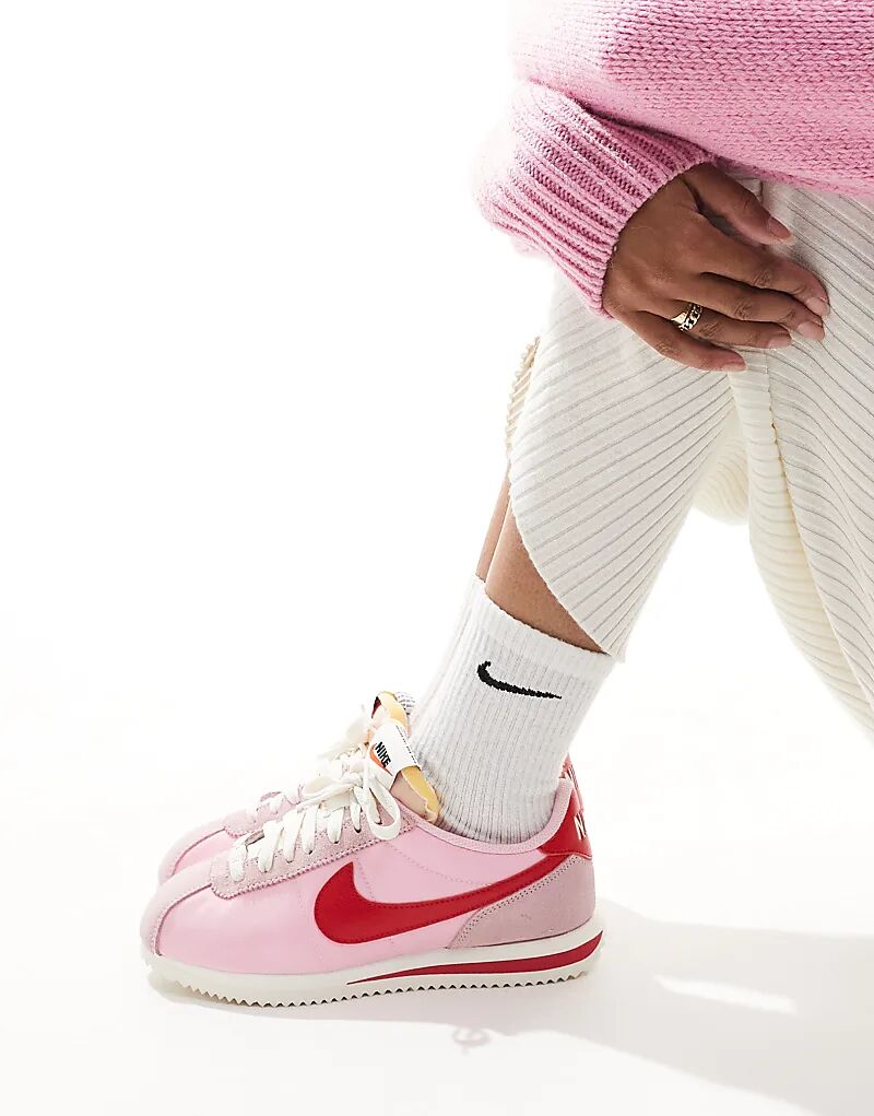 Кроссовки Cortez TXT розового и красного цвета Nike