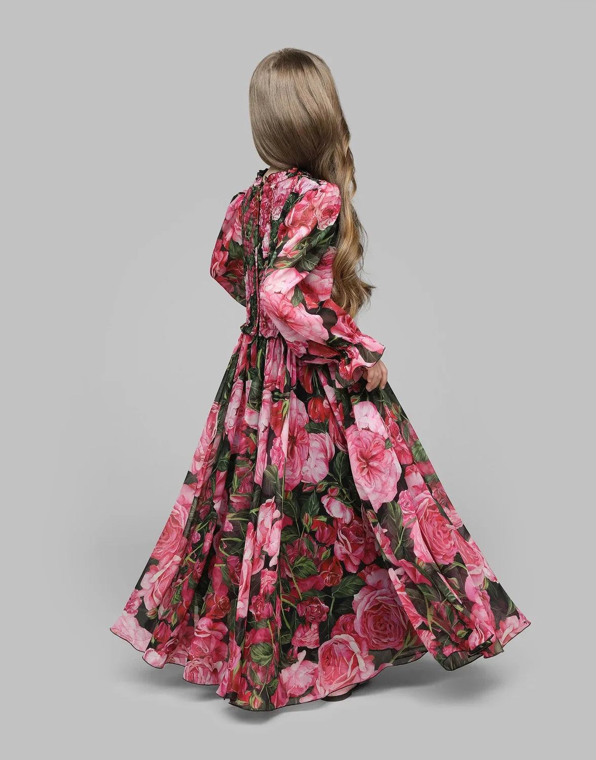 Платье из жатого шелка (жоржета) с принтом роз на черном фоне Dolce&Gabbana, белый — фото 4