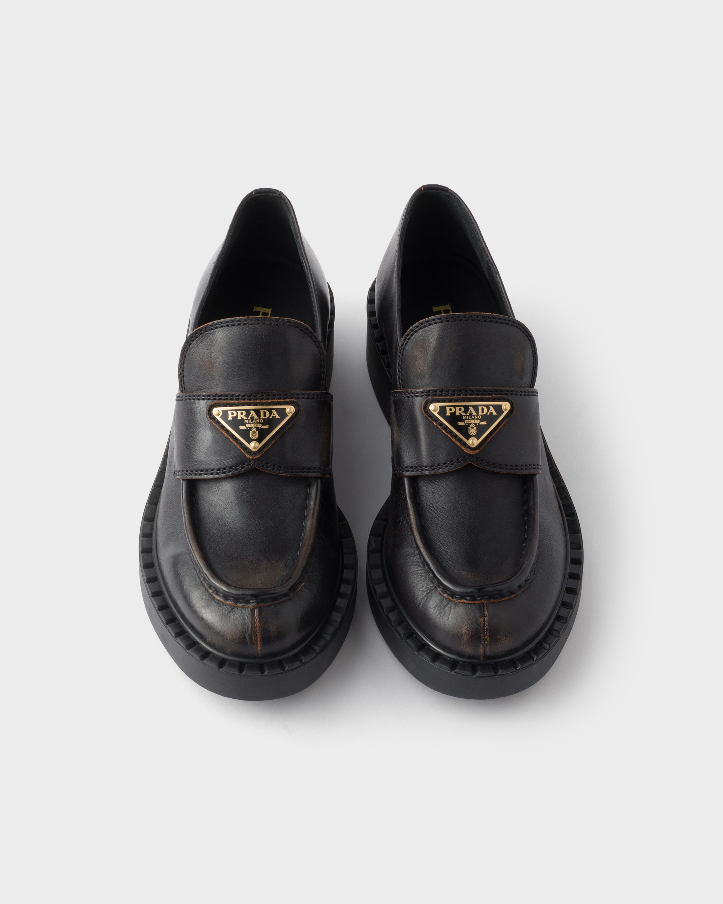 Шоколадные лоферы из состаренной кожи Prada, черный/бежевый — фото 4